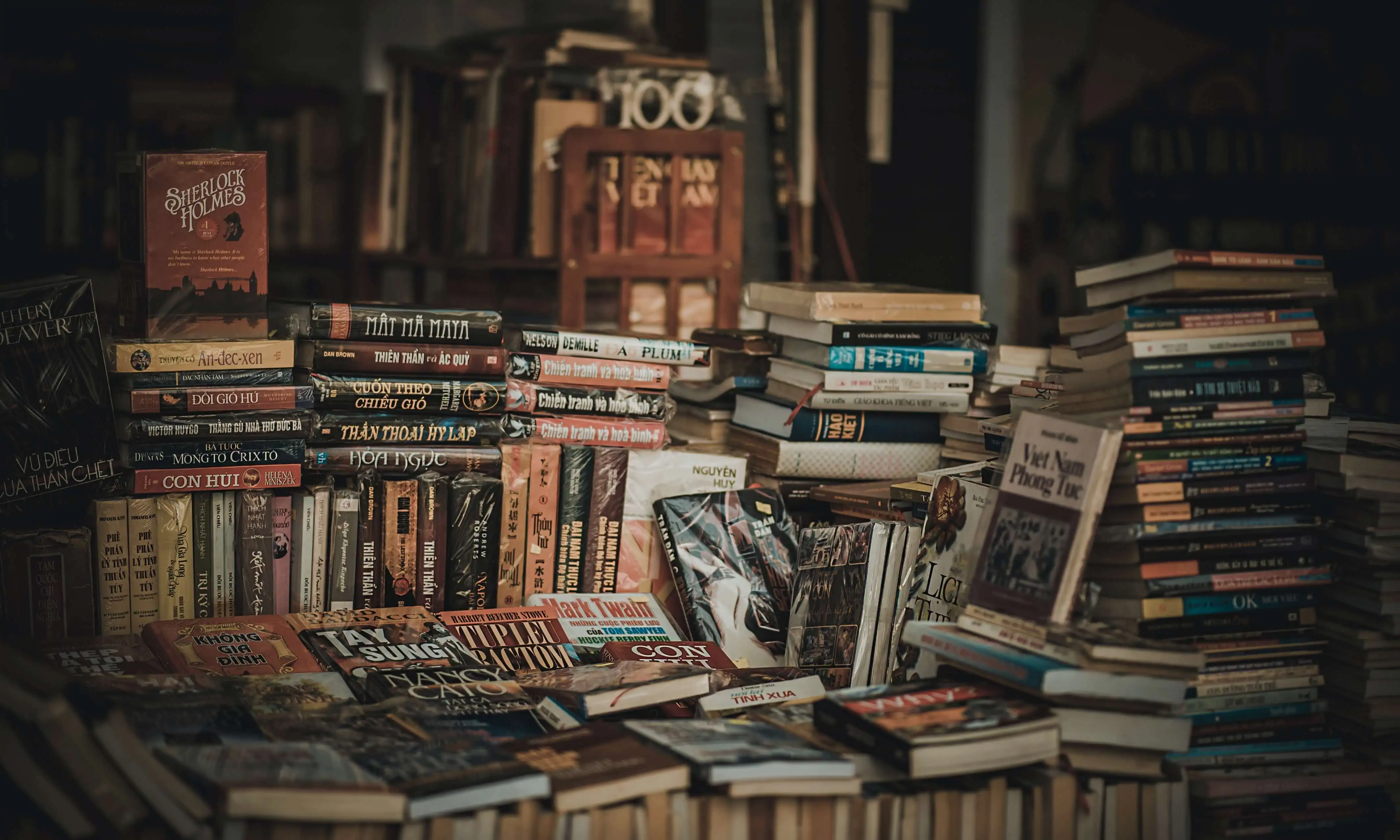 كومة من الكتب